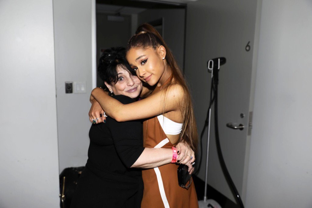 A cantora Ariana Grande com a mãe, Joan Grande (Foto: Twitter)