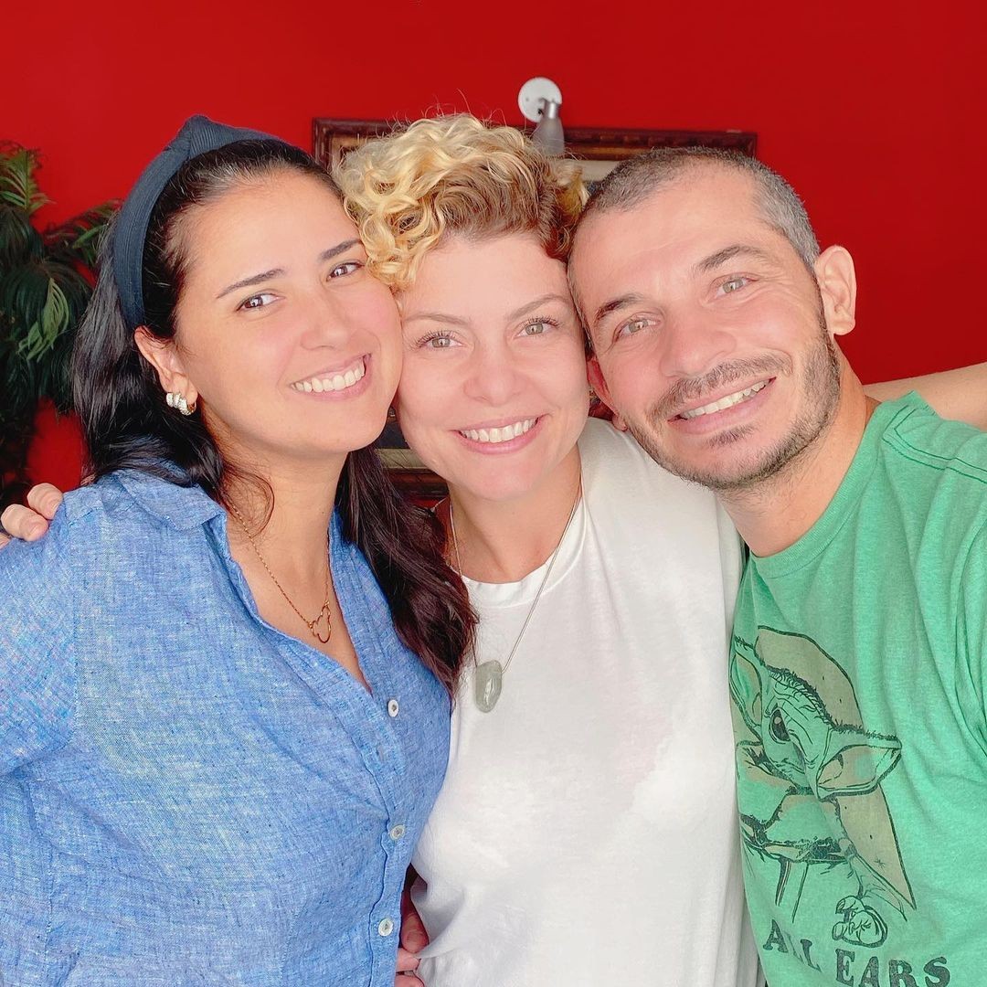 A atriz abraça o irmão Evandro e a cunhada Daniela (Foto: Reprodução Instagram)