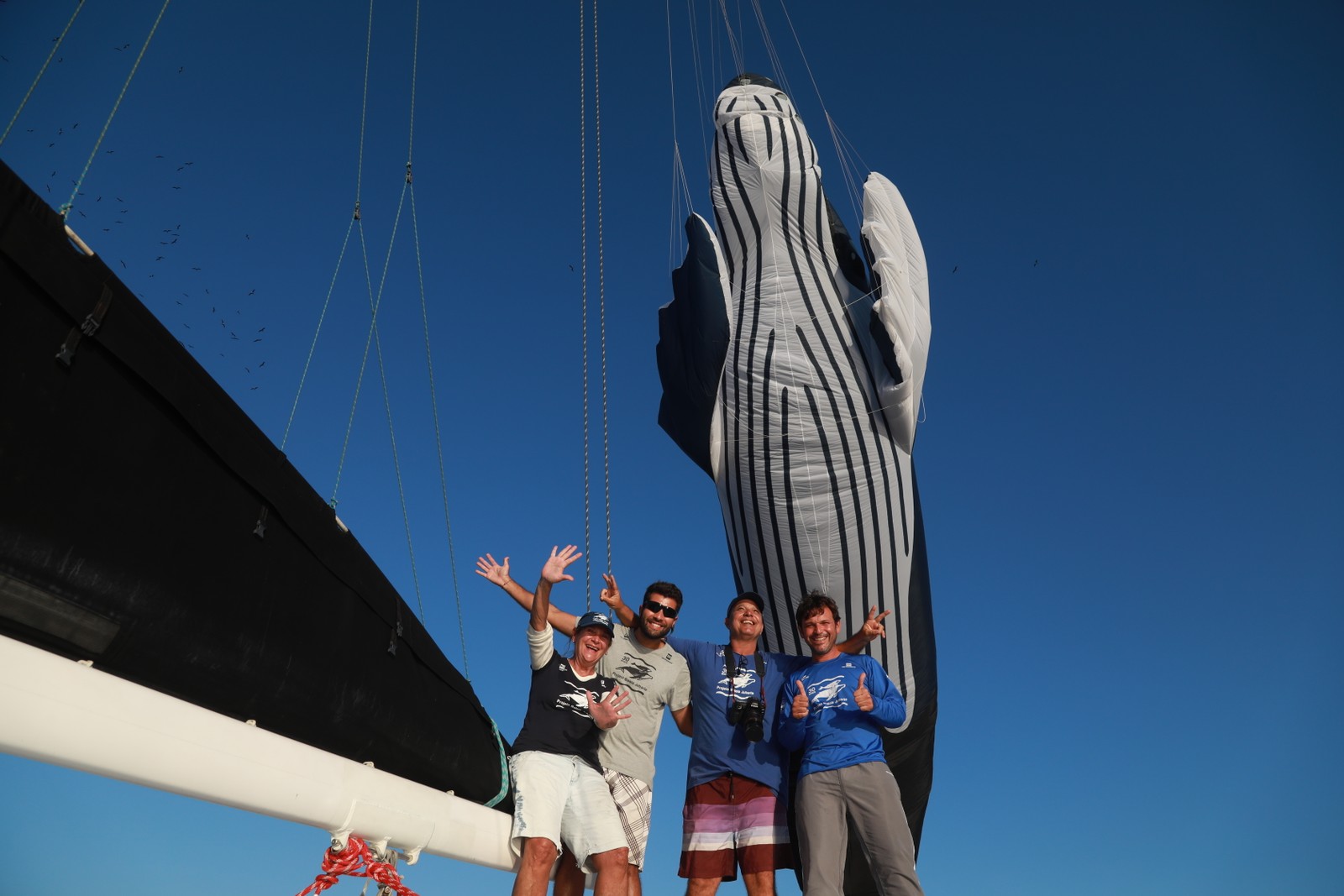 Equipe de pesquisados no barco Pinguim — Foto: Custodio Coimbra