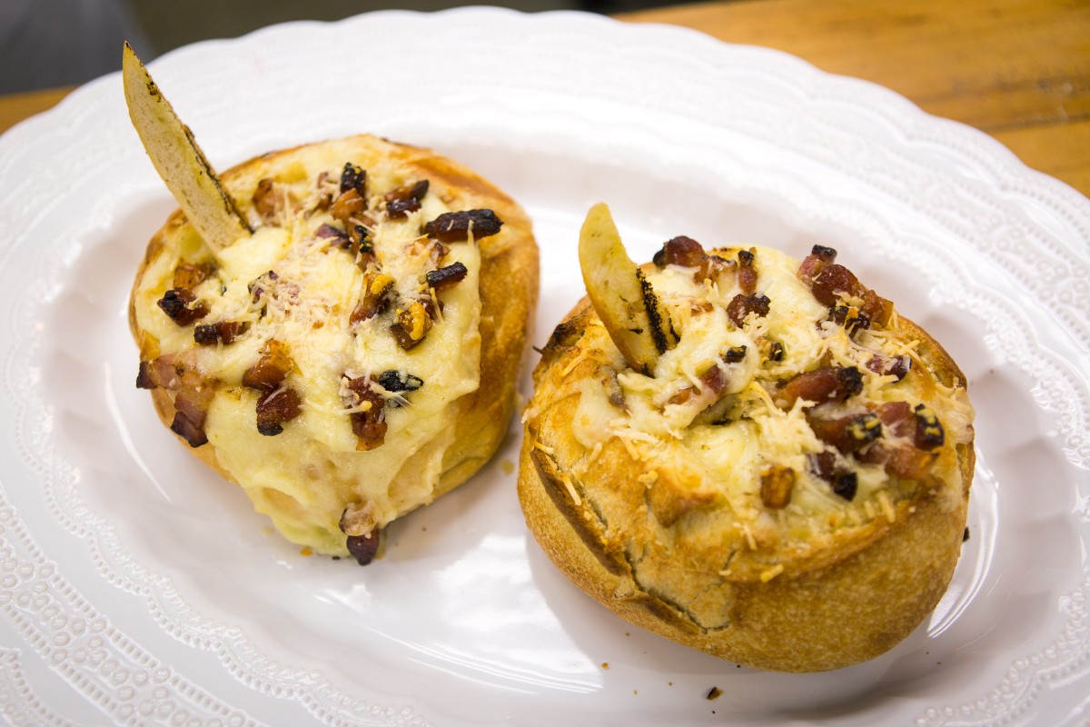 Pão Italiano Com Batata Queijo E Bacon Do Chef Ravioli