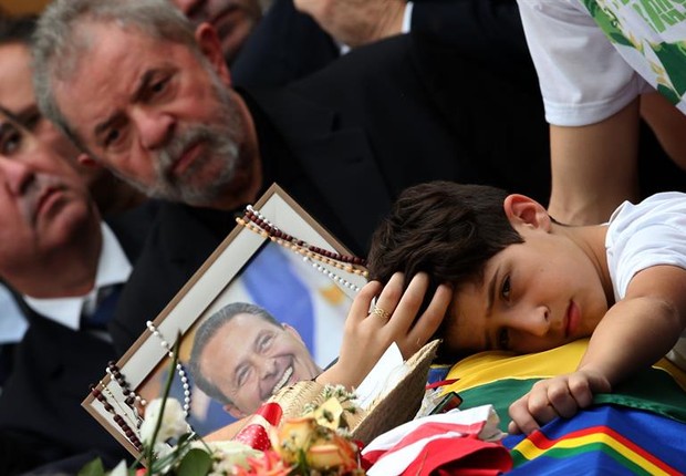 Lula ao lado de filho de Campos, durante missa em homenagem ao ex-candidato (Foto: Agência EFE)
