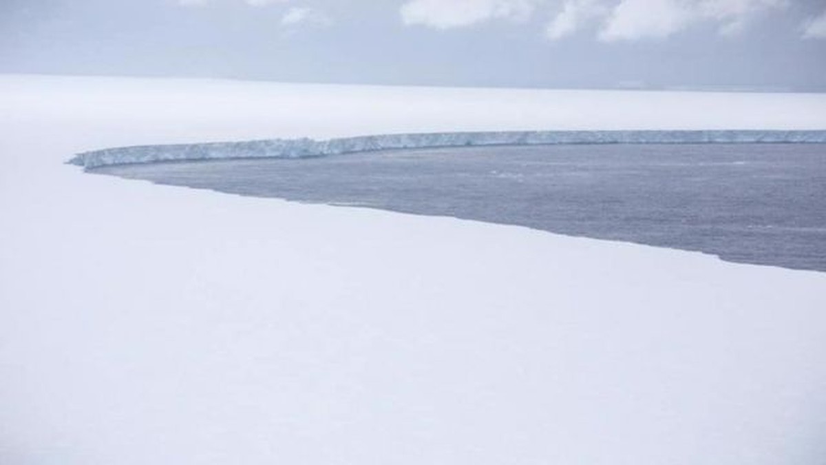 Maior iceberg do mundo é registrado em voo militar; veja fotos