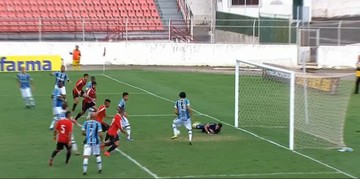 Garoto da base do Grêmio ganha de profissionais e leva defesa mais bonita