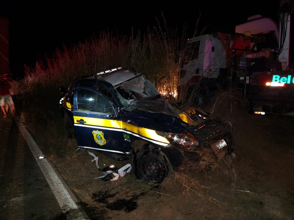 Batida envolvendo duas carretas e uma viatura da PRF deixa mortos e feridos em rodovia na Bahia — Foto: Repórter Paiva/Blogbraga