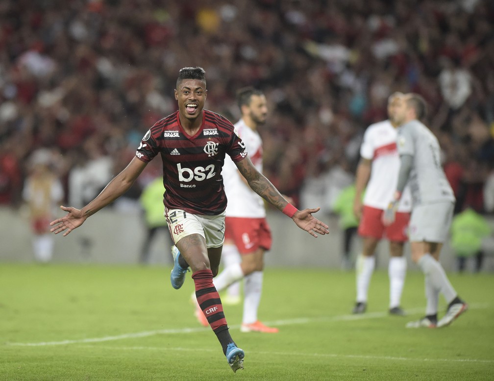 Bruno Henrique comemora um de seus gols contra o Inter &mdash; Foto: Andr&eacute; Dur&atilde;o