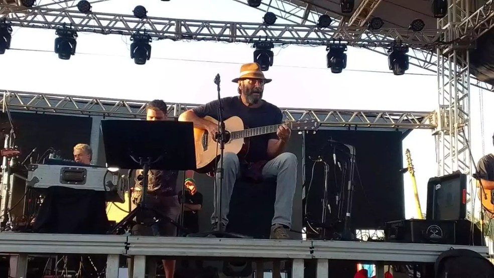Almir Sater ensaiando para o show desta noite, em Dourados. — Foto: Gessé López/TV Morena