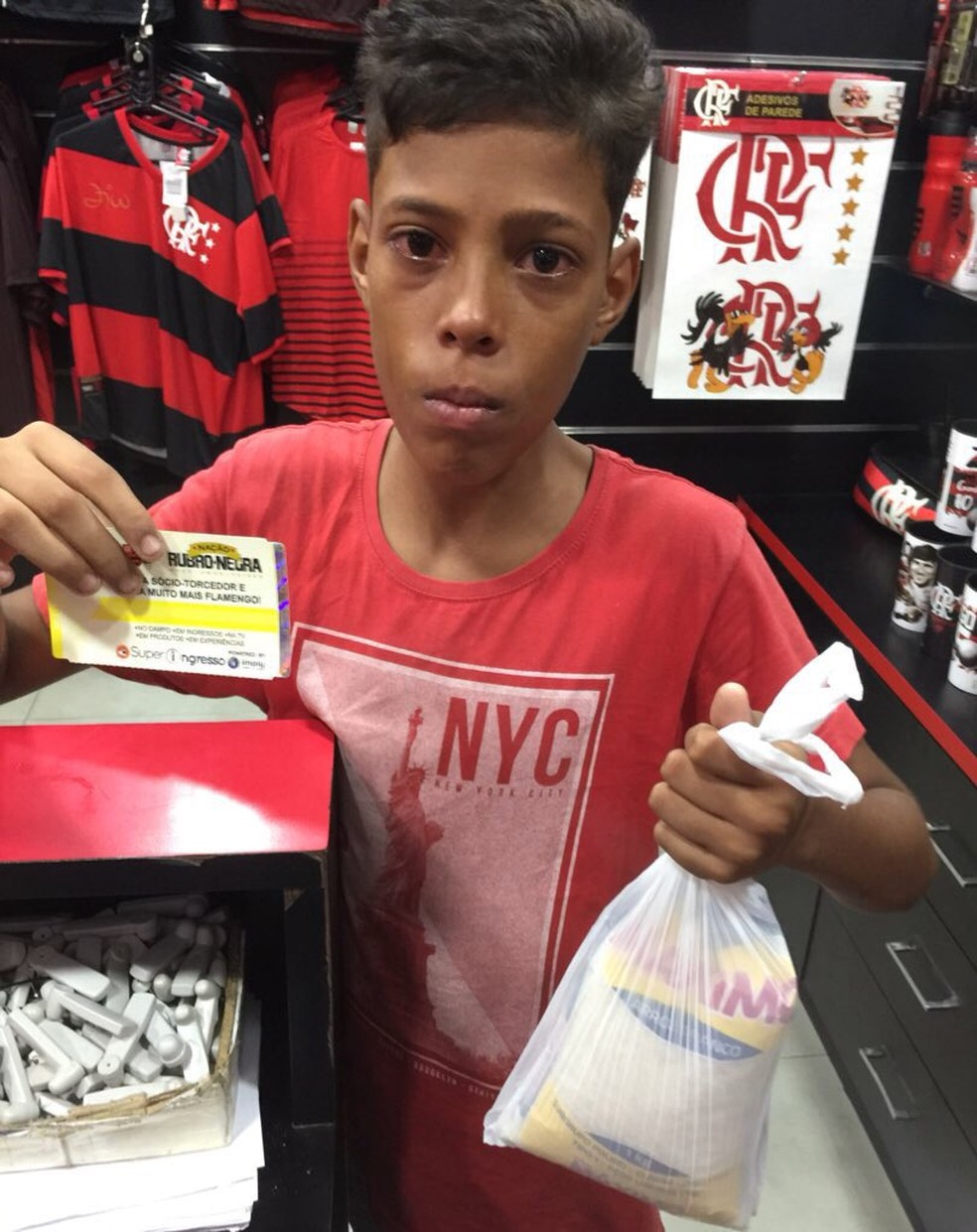 Foto de Marquinho viralizou nas redes sociais. Menino chorou ao trocar o ingresso para o treino aberto do Flamengo (Foto: ReproduÃ§Ã£o / Twitter)