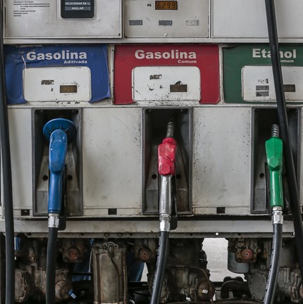 Os combustíveis foram os principais vilões da inflação em 2021. O etanol disparou 62,23% no ano passado. Já a gasolina, 47,49%. O gás de botijão subiu 36,99%. São preços que influenciam outros preços na economiaAgência O Globo