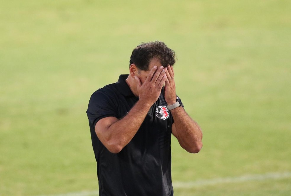 Marcelo Martelotte, técnico do Santa Cruz, contra o Vila Nova — Foto: Aldo Carneiro / Pernambuco Press