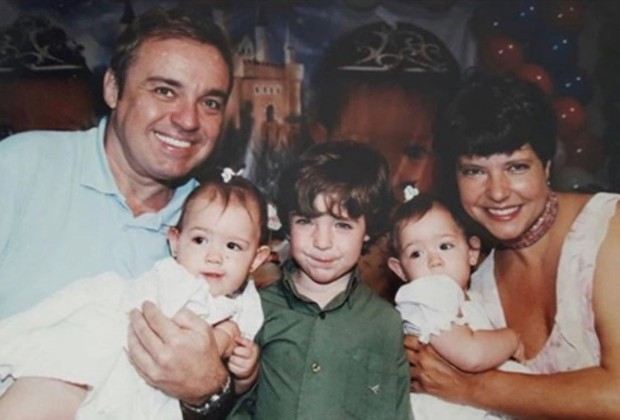 Gugu Liberato com os três filhos e Rose di Matteo (Foto: Reprodução Instagram)