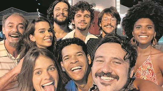 Elenco de 'Mar do Sertão' grava cenas com o autor da novela