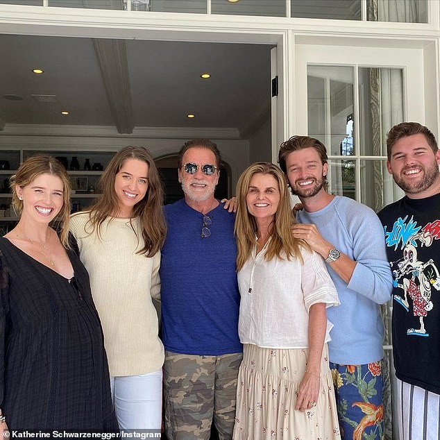 Arnold Schwarzenegger com a ex-esposa, Maria Shriver, e os quatro filhos do ex-casal (Foto: Instagram)
