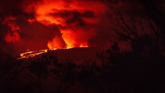 O gigante acordou. Vulcão Mauna Loa entra em erupção pela primeira vez desde 1984, no Havaí — Foto: RONIT FAHL/AFP