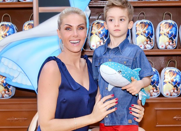 Ana Hickmann e o filho, Alexandre Junior (Foto: Manuela Scarpa/Brazil News)