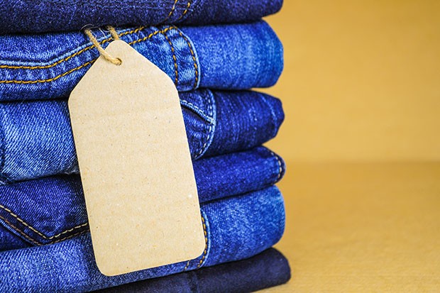 Stack of blue jeans as a background or texture (Foto: Getty Images/iStockphoto)