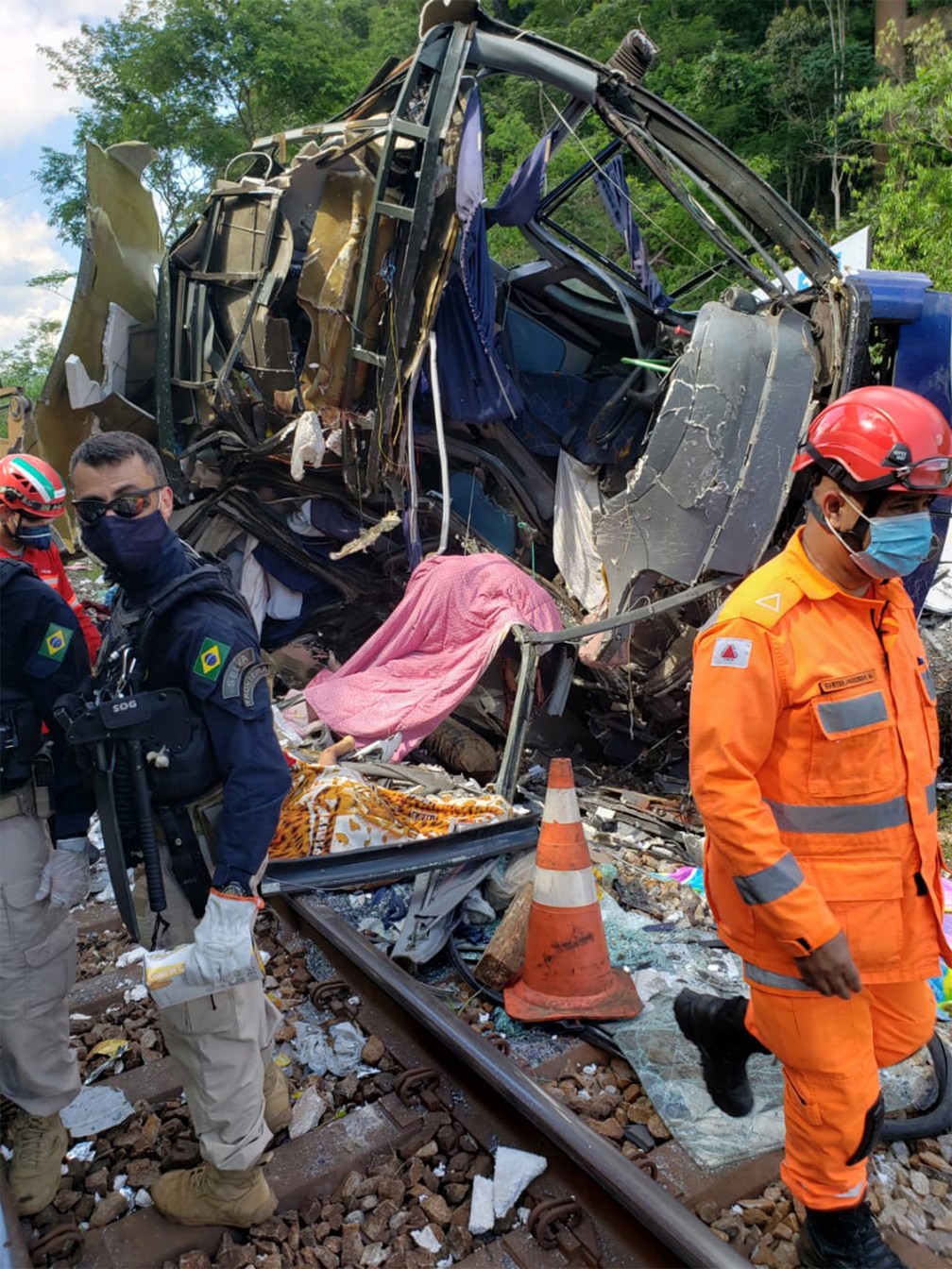 Bombeiros trabalham no local do acidente após ônibus cair de viaduto em João Monlevade, MG — Foto: Corpo de Bombeiros de MG/Divulgação via AFP