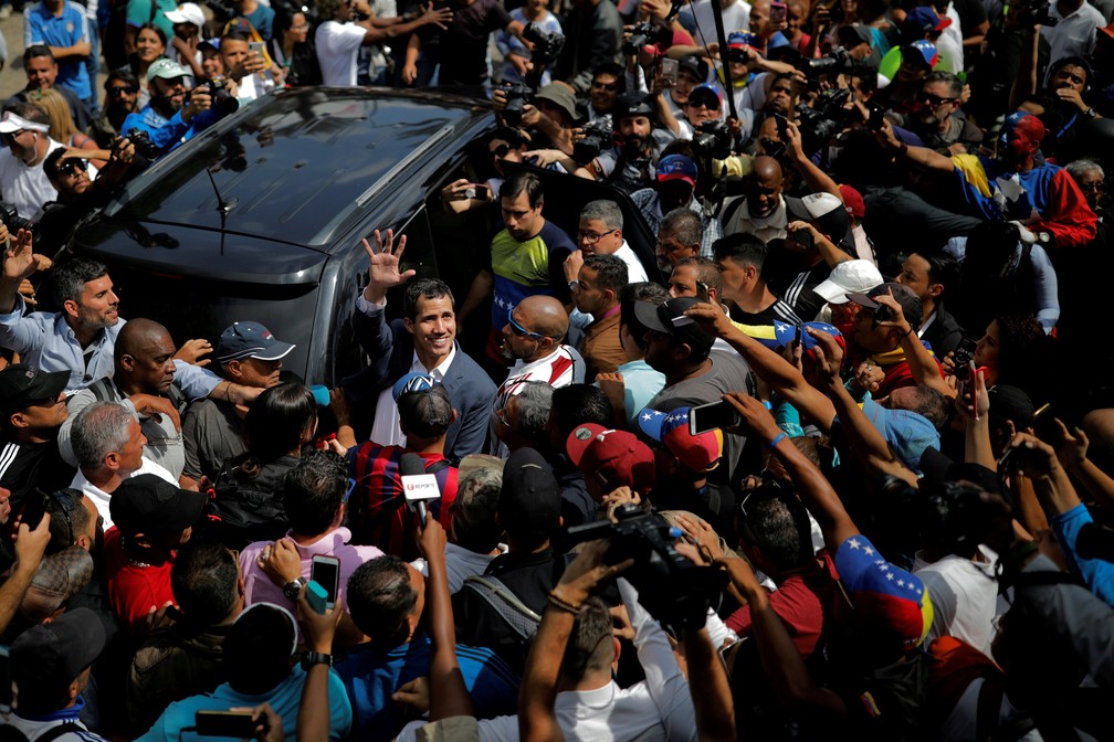 Juan GuaidÃ³ acena para apoiadores durante manifestaÃ§Ã£o neste sÃ¡bado (2), em Caracas â€” Foto: Carlos Barria/Reuters