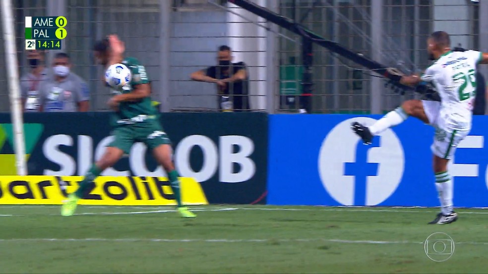 Pênalti de Jorge em América-MG x Palmeiras — Foto: Reprodução