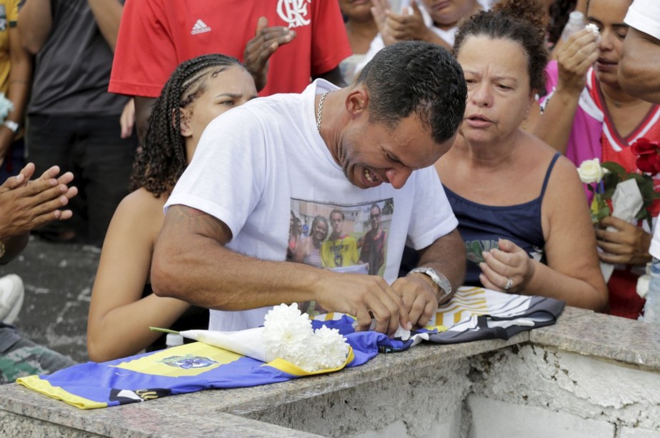 Thiago Silva, pai de Andrey, de 15 anos, chora a perda do filho durante sepultamento do adolescente