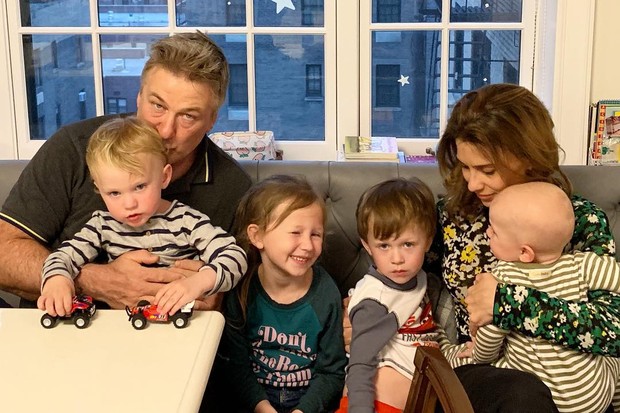 Alec e Hilaria Baldwin com seus quatro filhos (Foto: Reprodução/Instagram)