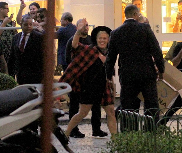 Pink recebe fãs na porta do hotel (Foto: Daniel Delmiro/ AgNews)