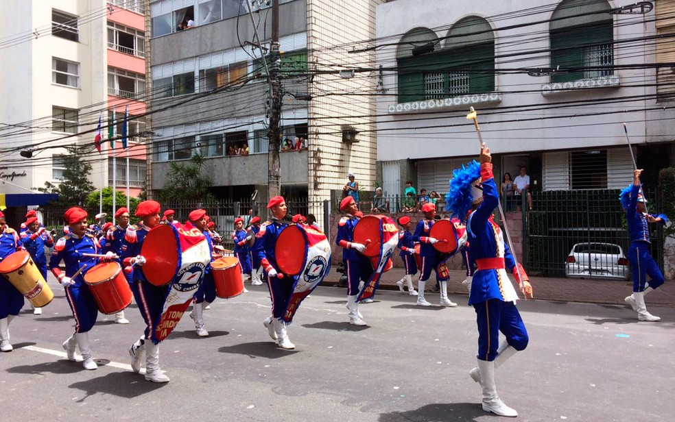 Colégio Estadual João Caribé participa de desfile (Foto: Henrique Mendes/G1)