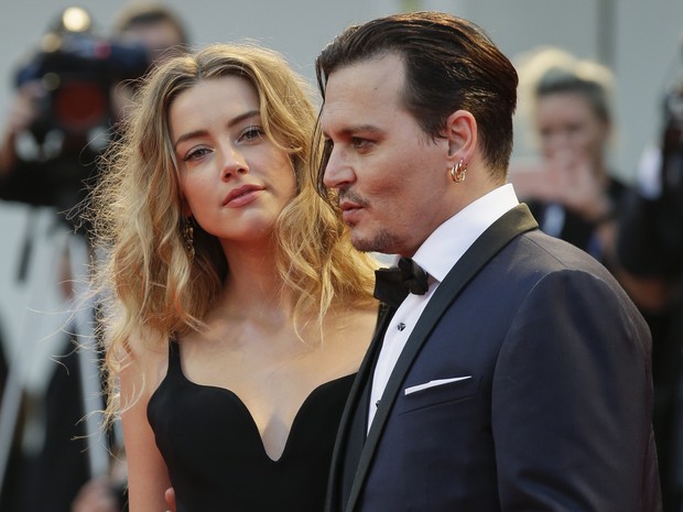 Foto de Amber Heard e Johnny Depp de sexta-feira (4) na premiere do Festival de Cinema de Veneza, na Itália. (Foto: Andrew Medichini/AP Photo)