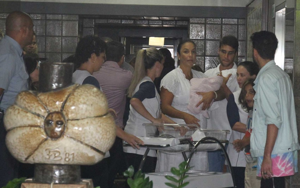 Ivete segurando uma das gêmeas e Daniel com a outra, Marcelinho também estava com os pais e as irmãs (Foto: Francisco Cepeda, Daniel Delmiro e Deividi Coarrea/AgNews)