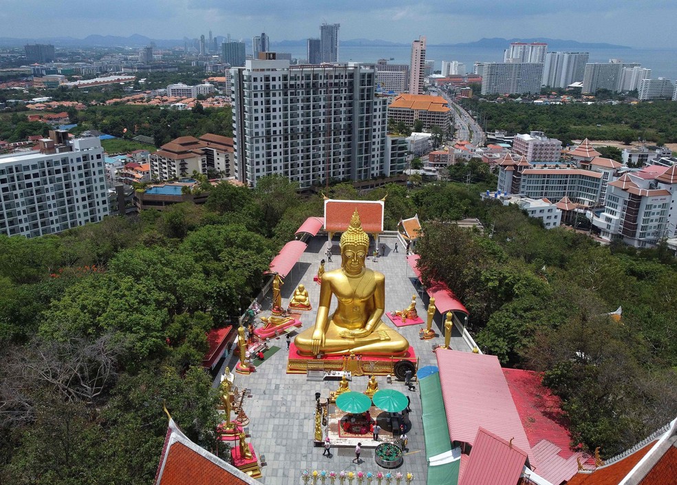 O famoso Buda dourado de 18 metros de altura do templo Wat Phra Yai, na cidade de Pattaya, Tailândia  — Foto: Manan Vatsyayana / AFP