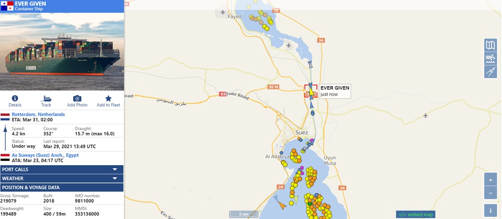 Imagem do site vesselfinder.com mostra o Ever Given já navegando pelo Canal de Suez e centenas de navios à espera do liberação do tráfego — Foto: Reprodução/vesselfinder.com