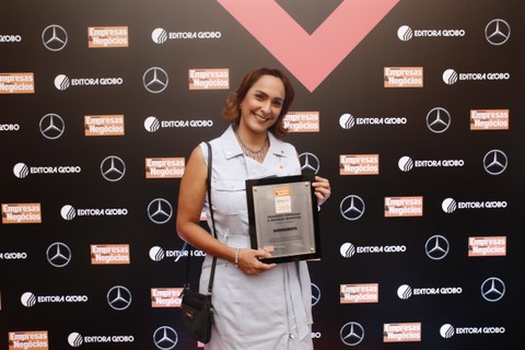 Andréa Lima Peixoto, da Sorridents, segurando seu troféu