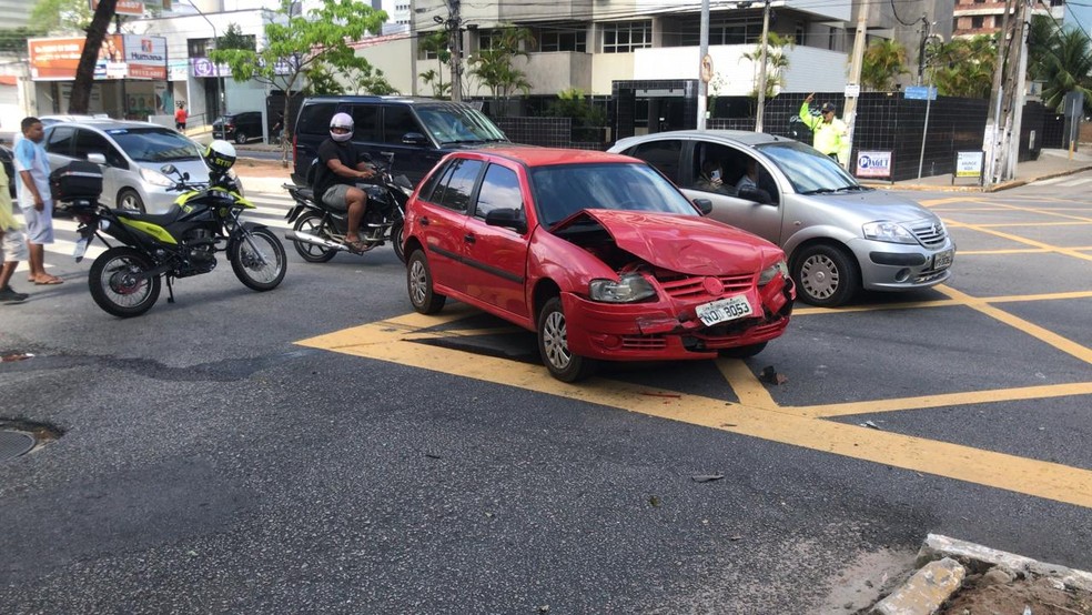 Motorista de carro vermelho confirmou que cortou sinal vermelho e atingiu veículo — Foto: Geraldo Jerônimo/Inter TV Cabugi