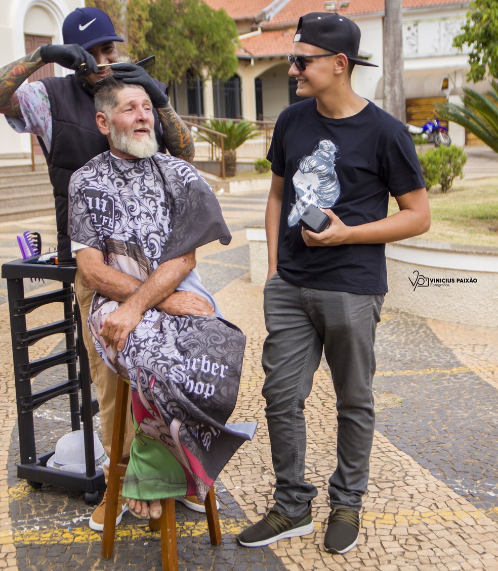 Vinicius e Rafael ajudam moradores de rua em PenÃ¡polis  â€” Foto: Vinicius PaixÃ£o 