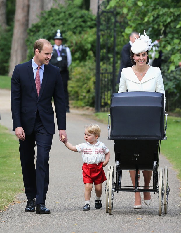O príncipe William e a duquesa de Cambridge, Kate Middletonx, apareceram pela primeira vez com seus dois filhos, o príncipe George e a princesa Charlotte, ao chegarem para o batizado da menina, realizado em uma cerimônia em Sandringham, no Reino Unido neste domingo (Foto: Chris Jackson/Pool Photo via AP)