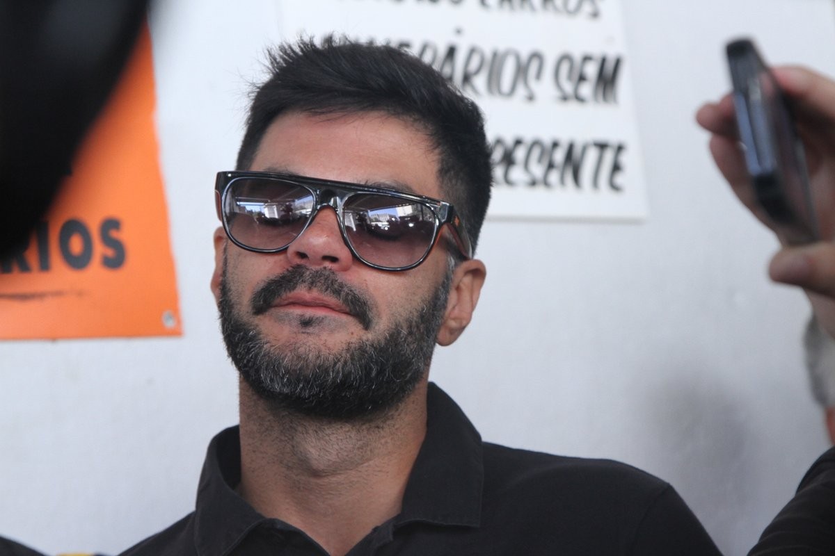 Adriano Silva, integrante do 'Hermes e Renato', no velório de Fausto Fanti (Foto: AG NEWS)
