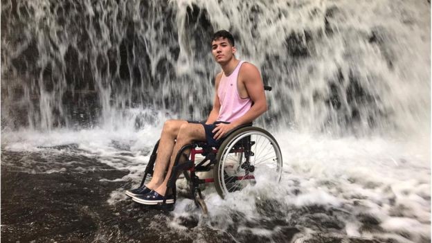 Foto em cachoeira, publicada na tarde de terça-feira (11), foi a primeira imagem em uma cadeira de rodas compartilhada pelo jovem (Foto: Arquivo pessoal, via BBC News Brasil)