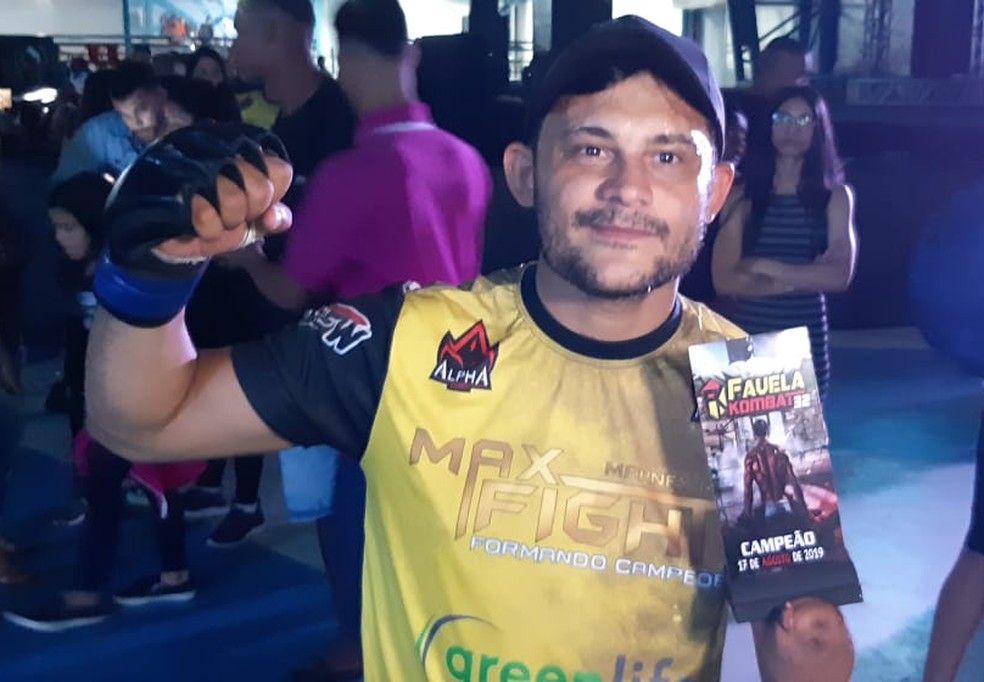 Marney Maxx exibe o troféu no Favela Kombat 34 — Foto: Marcelo Barone 