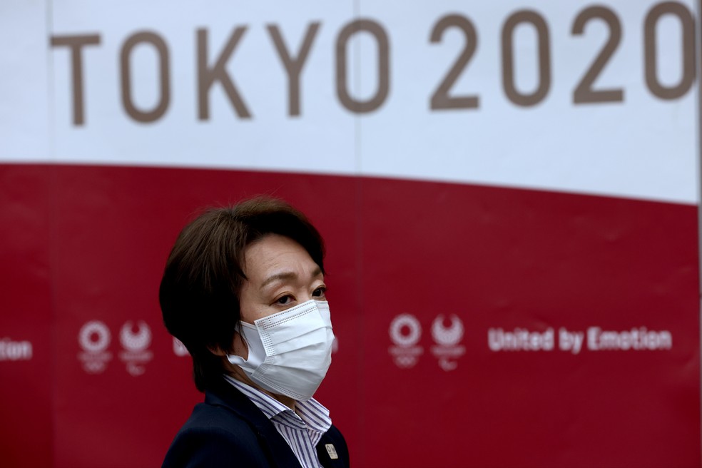 Seiko Hashimoto durante a coletiva de imprensa nesta quinta — Foto: Reuters