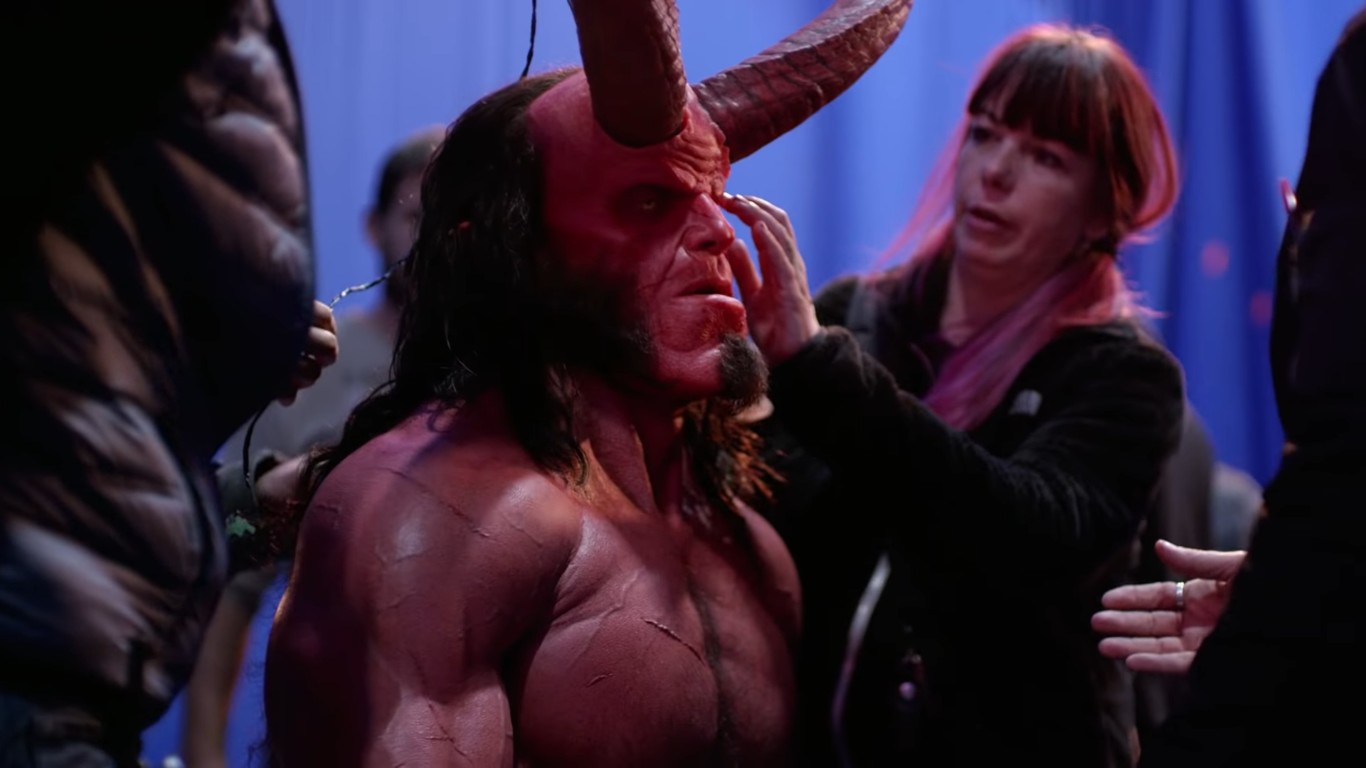 O ator David Harbour durante uma sessão de maquiagem para o novo filme do herói Hellboy (Foto: Reprodução)
