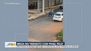 Foto: Homens trocam socos e rolam no meio de rua, mas terminam briga com abraço em Goiânia; vídeo