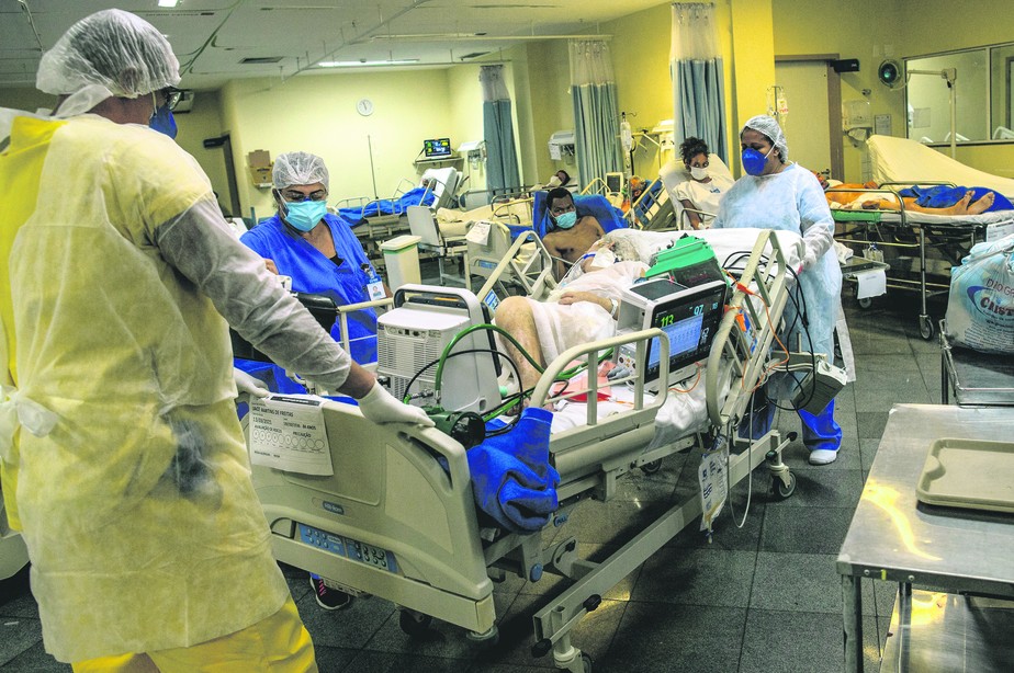 Atendimento a pacientes de covid-19 no hospital Evandro Freire, no Rio de Janeiro