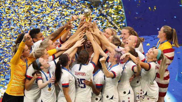 Equipe dos Estados Unidos levanta a taça da Copa do Mundo feminina