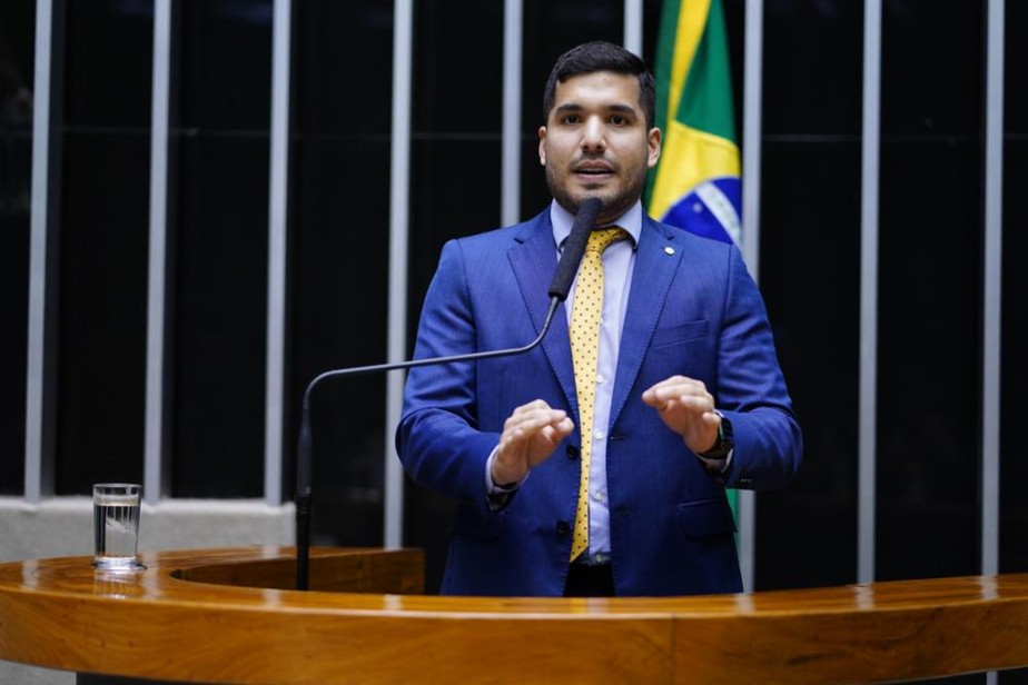O deputado federal André Fernandes discursa na Câmara