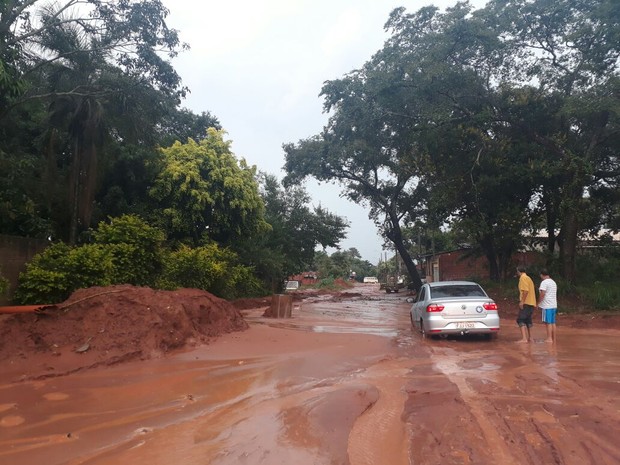 Rua no bairro Tangarás foi tomada pela lama (Foto: Sérgio/Arquivo Pessoal)