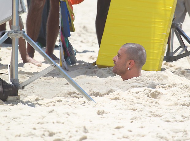 o sambista precisou ser enterrado na areia para uma das cenas do clipe (Foto: Dilson Silva / AgNews)