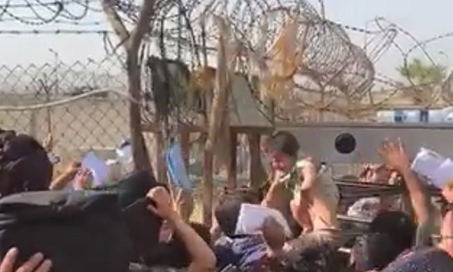 "Salve meu bebê". Em desespero, mães e pais em Cabul entregam bebês a militares estrangeiros