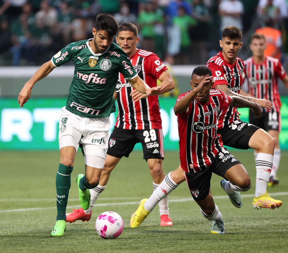López reaparece no Palmeiras após mês sabático e blindagem de Abel