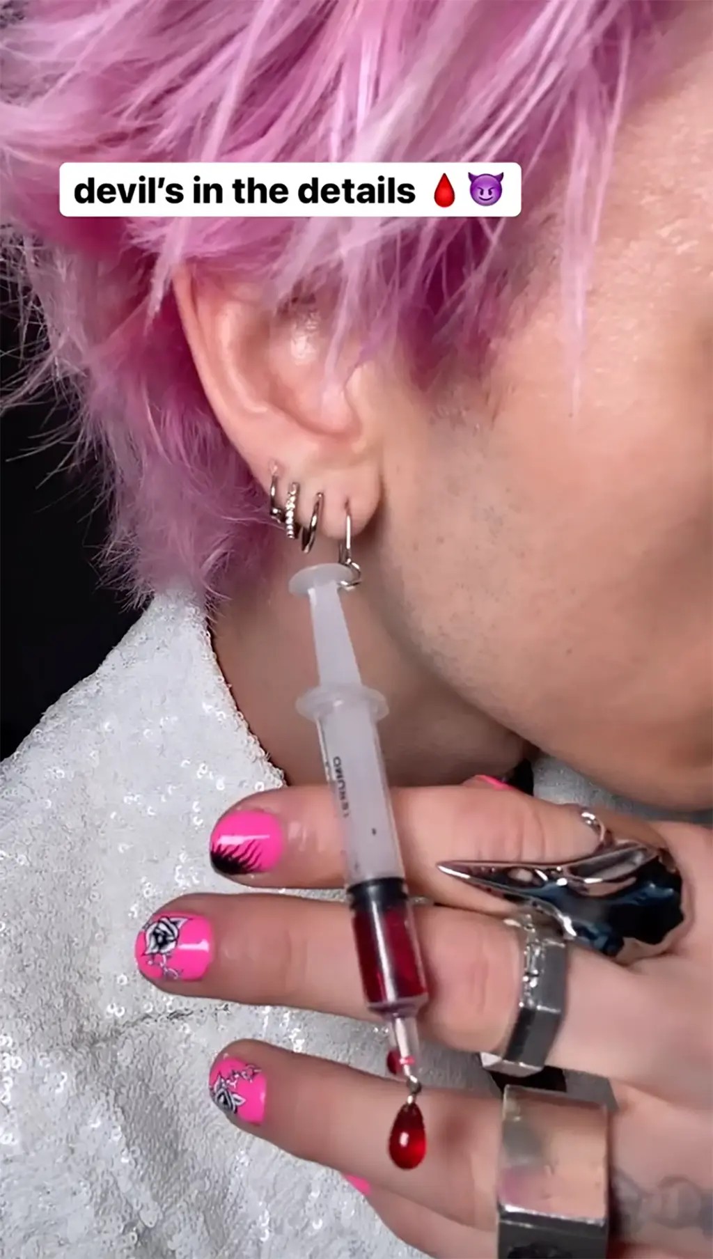 Machine Gun Kelly with her bizarre earring (Photo: Playback/Instagram)