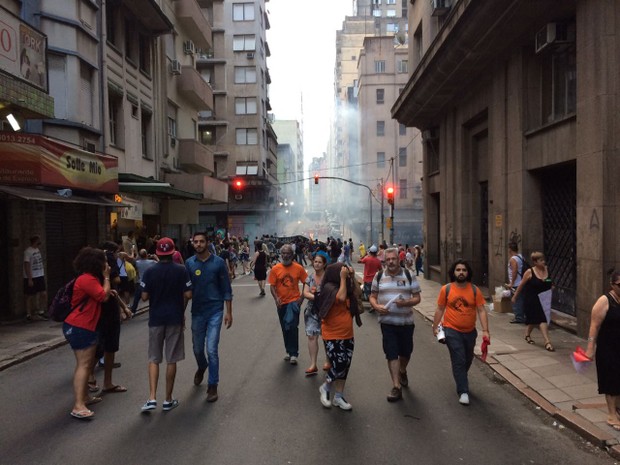Protesto que começou pacífico acabou em tumulto em Porto Alegre (Foto: Estêvão Pires/RBS TV)