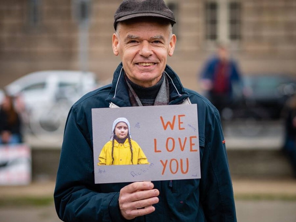 Homem mostra apoio a Gretha von Tunberg em protesto Fridays for Future â Foto: Parents for Future Berlin/DivulgaÃ§Ã£o